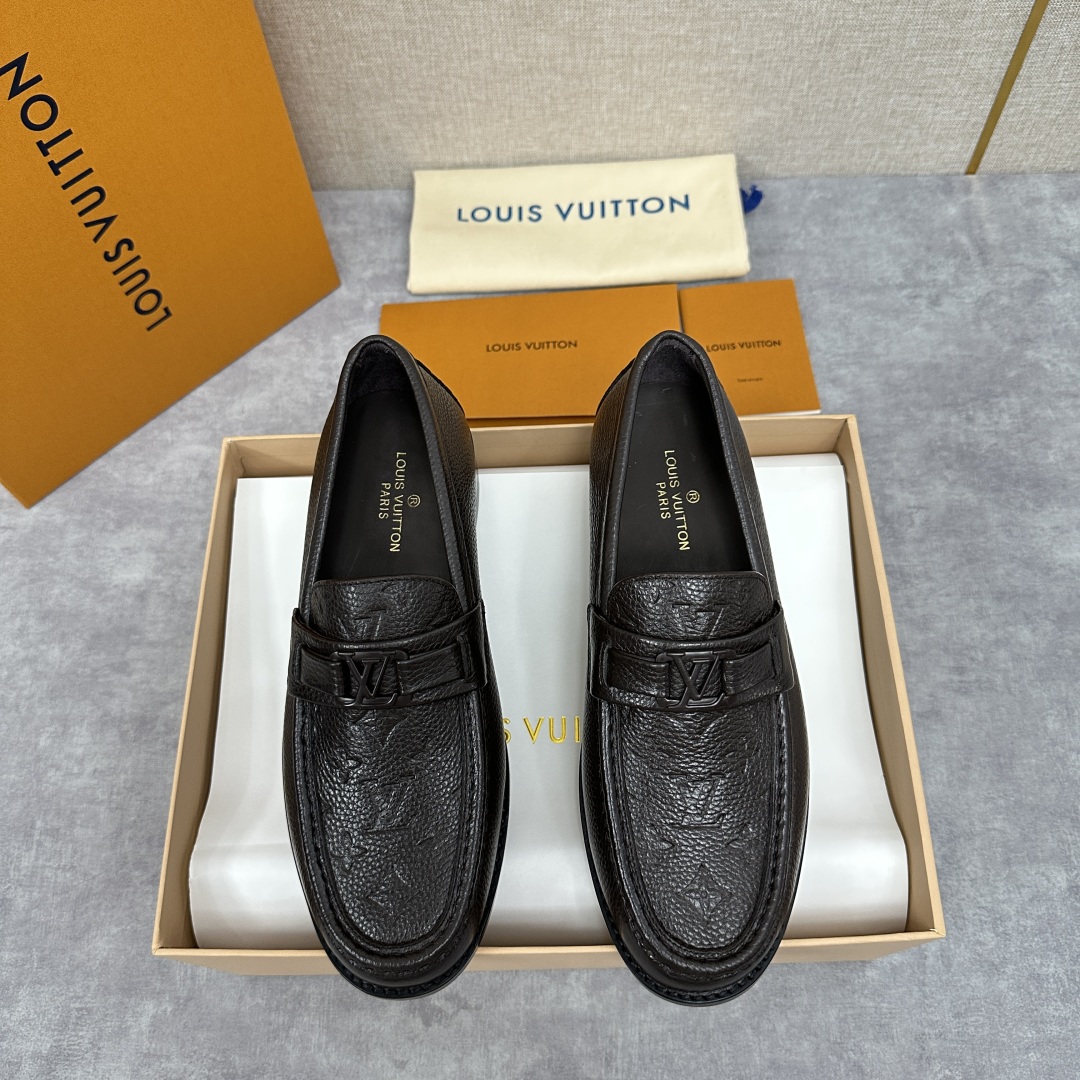 💋💍L家新品  LOUI* 乐福鞋皮鞋  官方 9,000  本款乐福鞋采用进口牛皮/开边珠亮皮/Mon