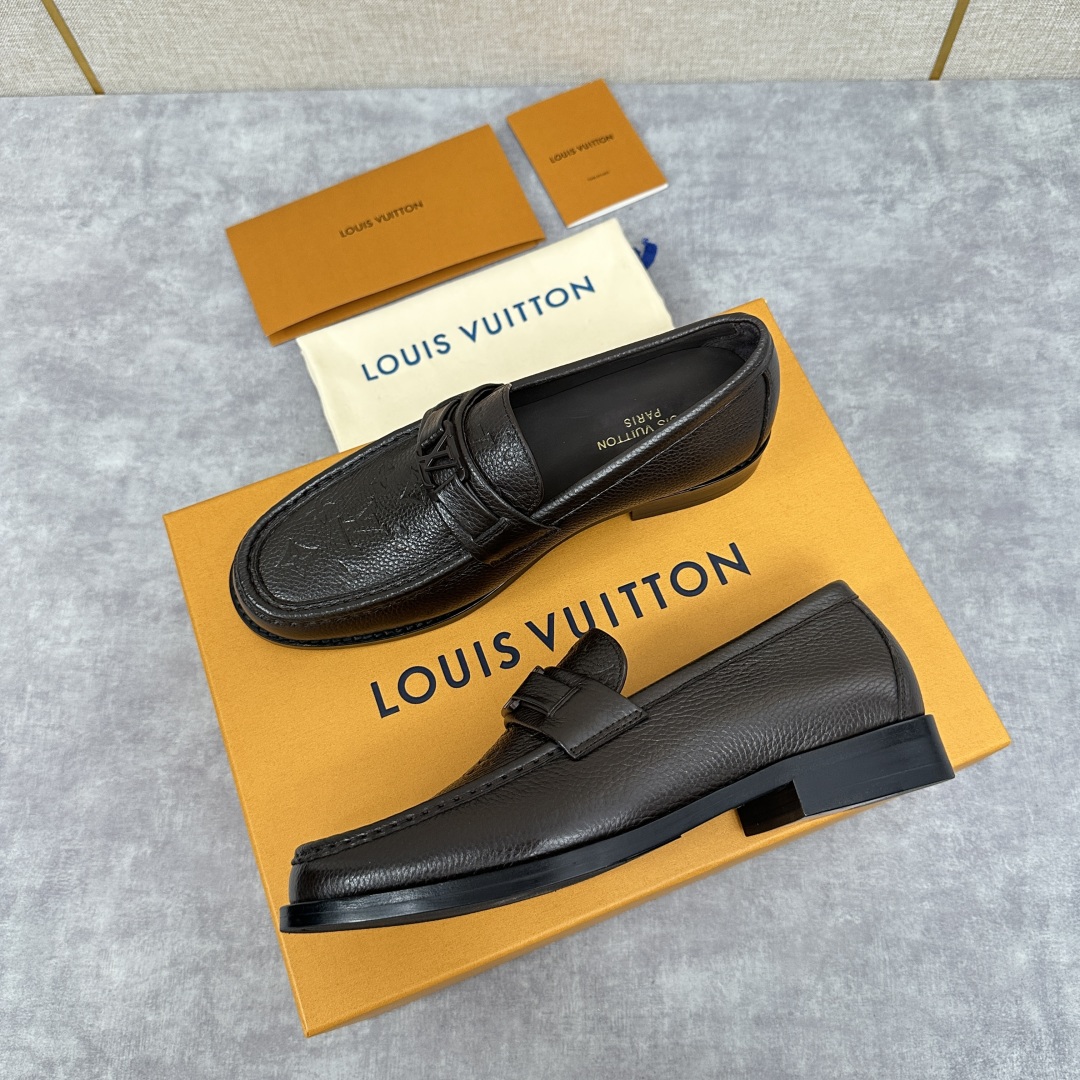 💋💍L家新品  LOUI* 乐福鞋皮鞋  官方 9,000  本款乐福鞋采用进口牛皮/开边珠亮皮/Mon