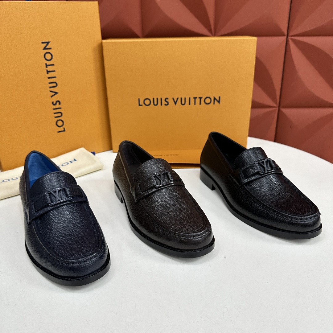 💋💍L家新品  LOUI* 乐福鞋皮鞋  官方 9,000  本款乐福鞋采用进口牛皮/开边珠亮皮/Mon