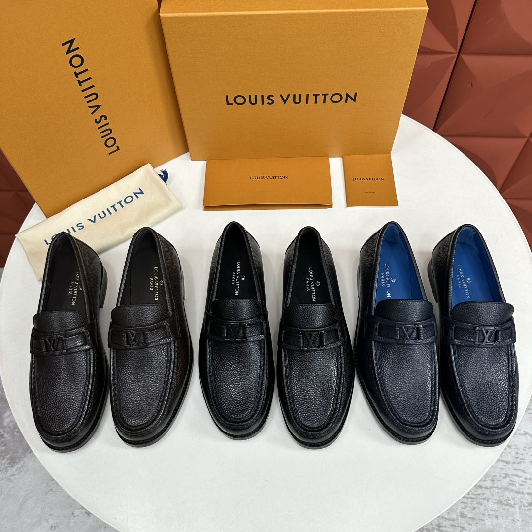 💋💍L家新品  LOUI* 乐福鞋皮鞋  官方 9,000  本款乐福鞋采用进口牛皮/开边珠亮皮/Mon