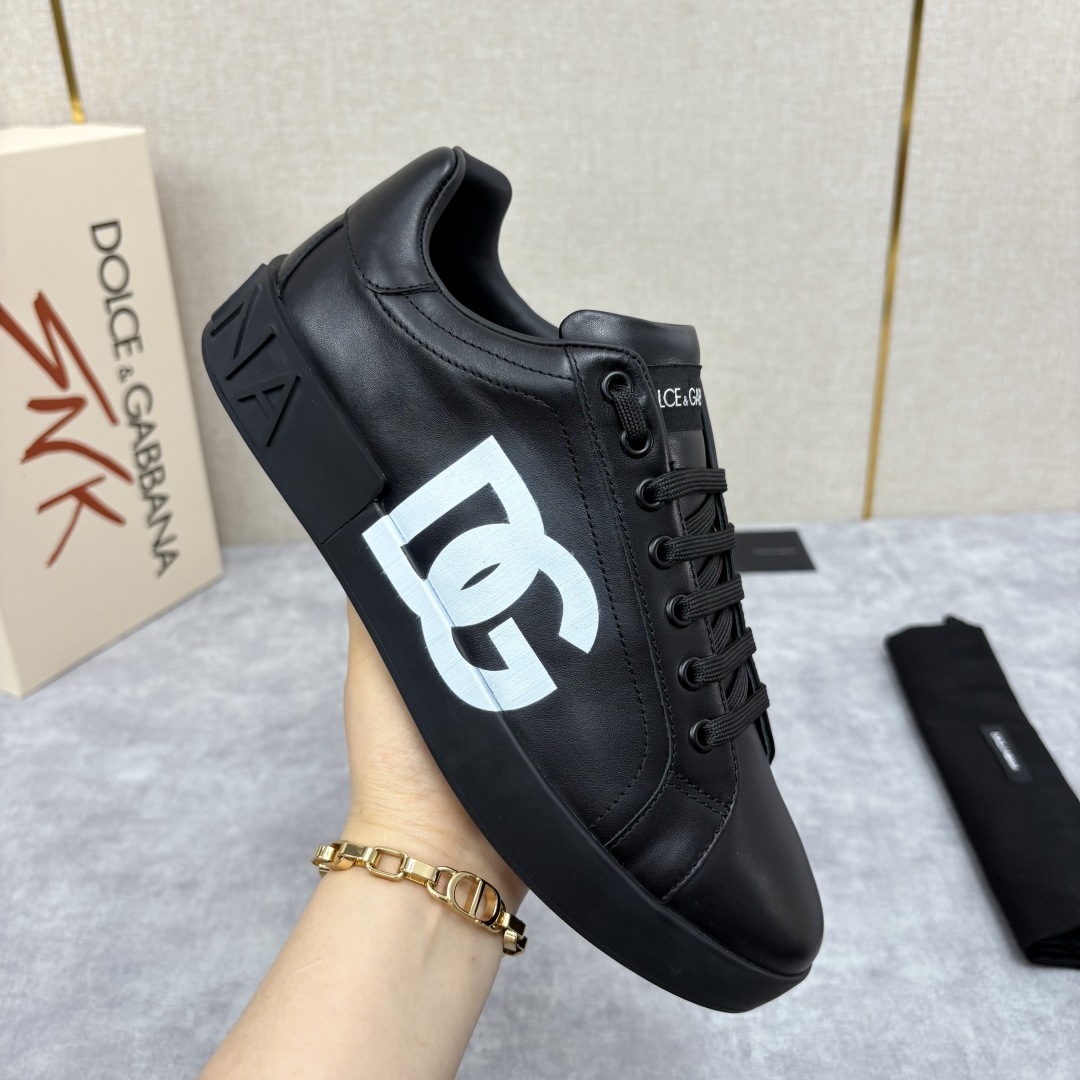 💋💍D &G 杜嘉-班纳(Dolce & Gabban*) 挑选您的全新运动鞋板鞋。简约廓形缀以对比感