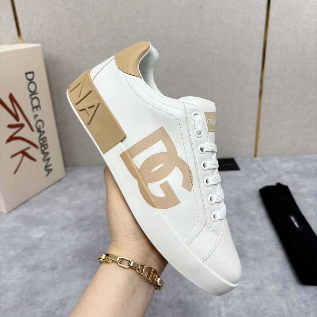 💋💍D &G  杜嘉-班纳（Dolce & Gabban*） 挑选您的全新运动鞋板鞋。简约廓形缀以对比感
