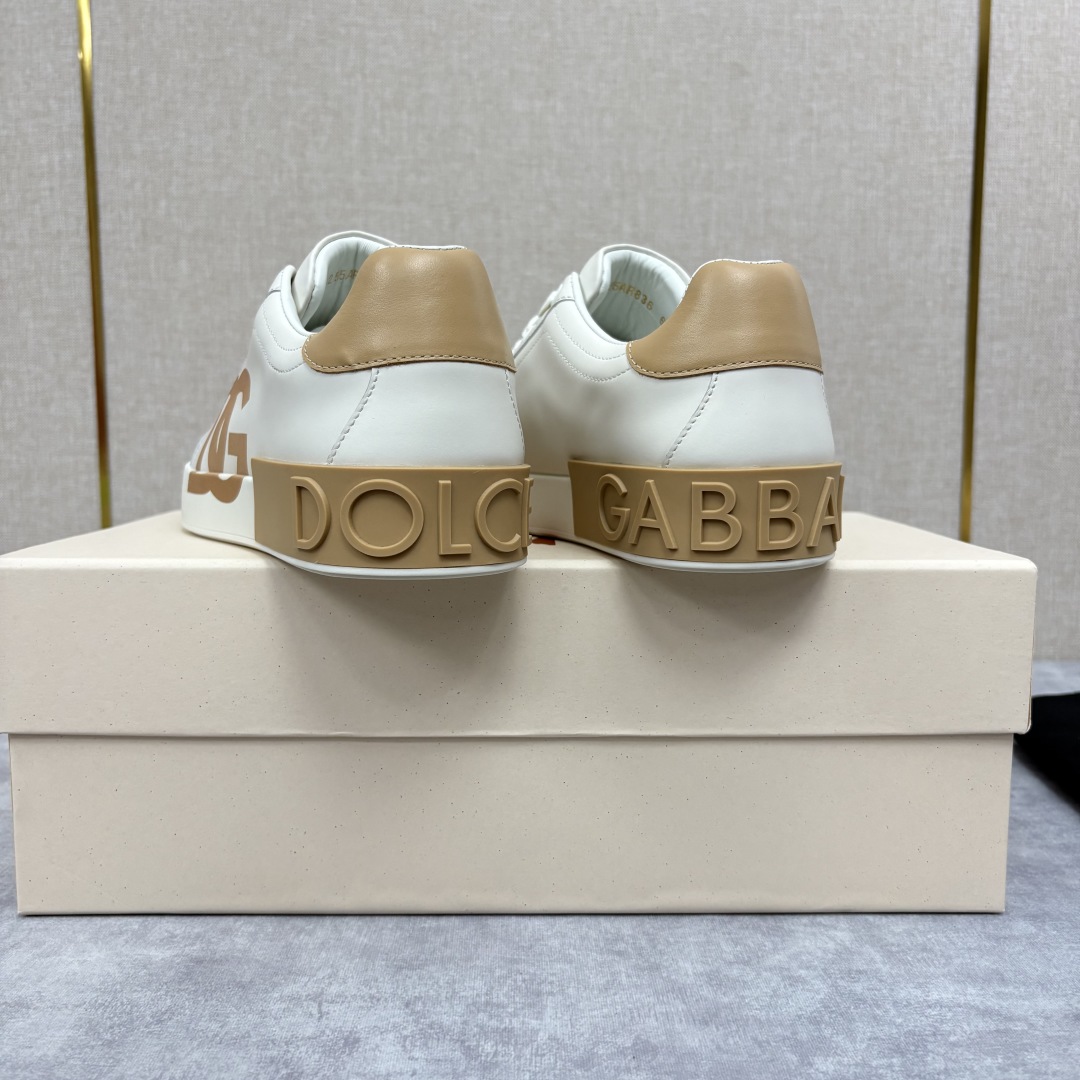 💋💍D &G  杜嘉-班纳（Dolce & Gabban*） 挑选您的全新运动鞋板鞋。简约廓形缀以对比感