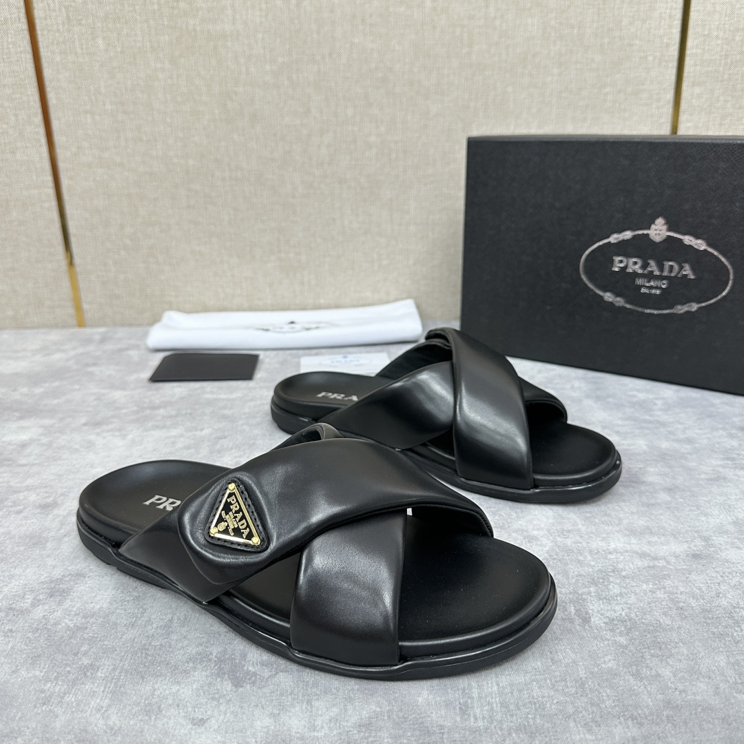 💋💍P家新品  Prad* 普拉-达  新款男士柔软羊皮拖鞋   这款极简拖鞋采用羊皮交叉鞋面打造  塑