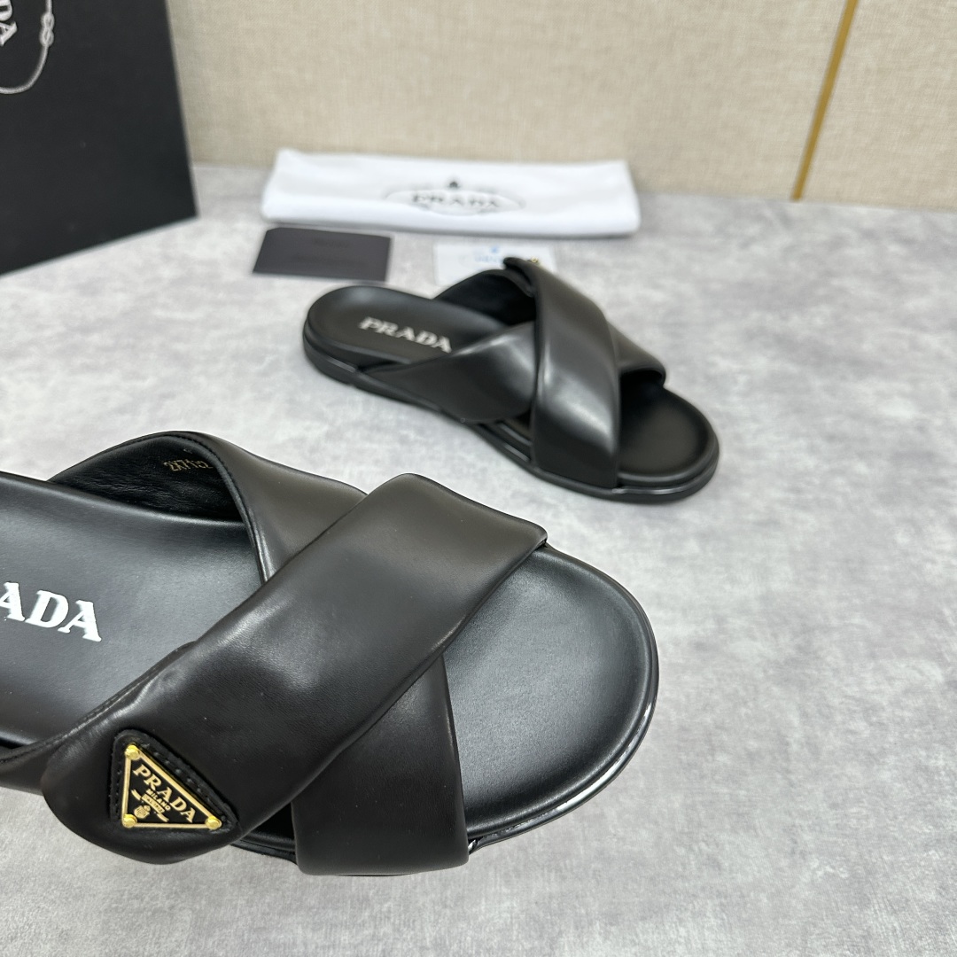 💋💍P家新品  Prad* 普拉-达  新款男士柔软羊皮拖鞋   这款极简拖鞋采用羊皮交叉鞋面打造  塑
