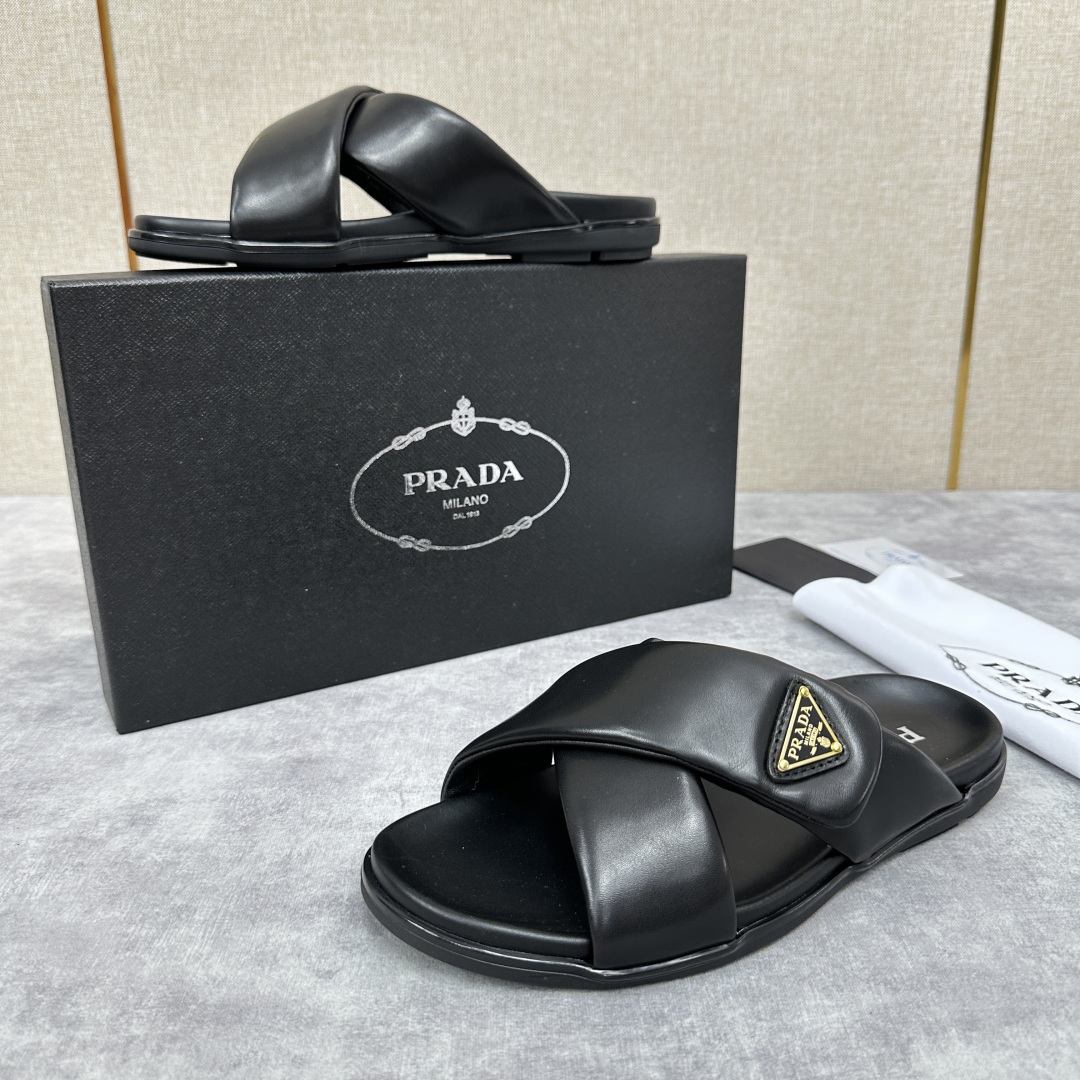 💋💍P家新品  Prad* 普拉-达  新款男士柔软羊皮拖鞋   这款极简拖鞋采用羊皮交叉鞋面打造  塑