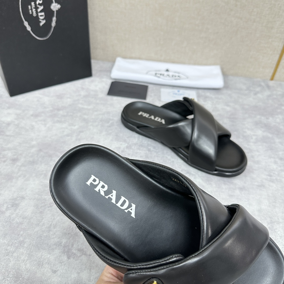 💋💍P家新品  Prad* 普拉-达  新款男士柔软羊皮拖鞋   这款极简拖鞋采用羊皮交叉鞋面打造  塑