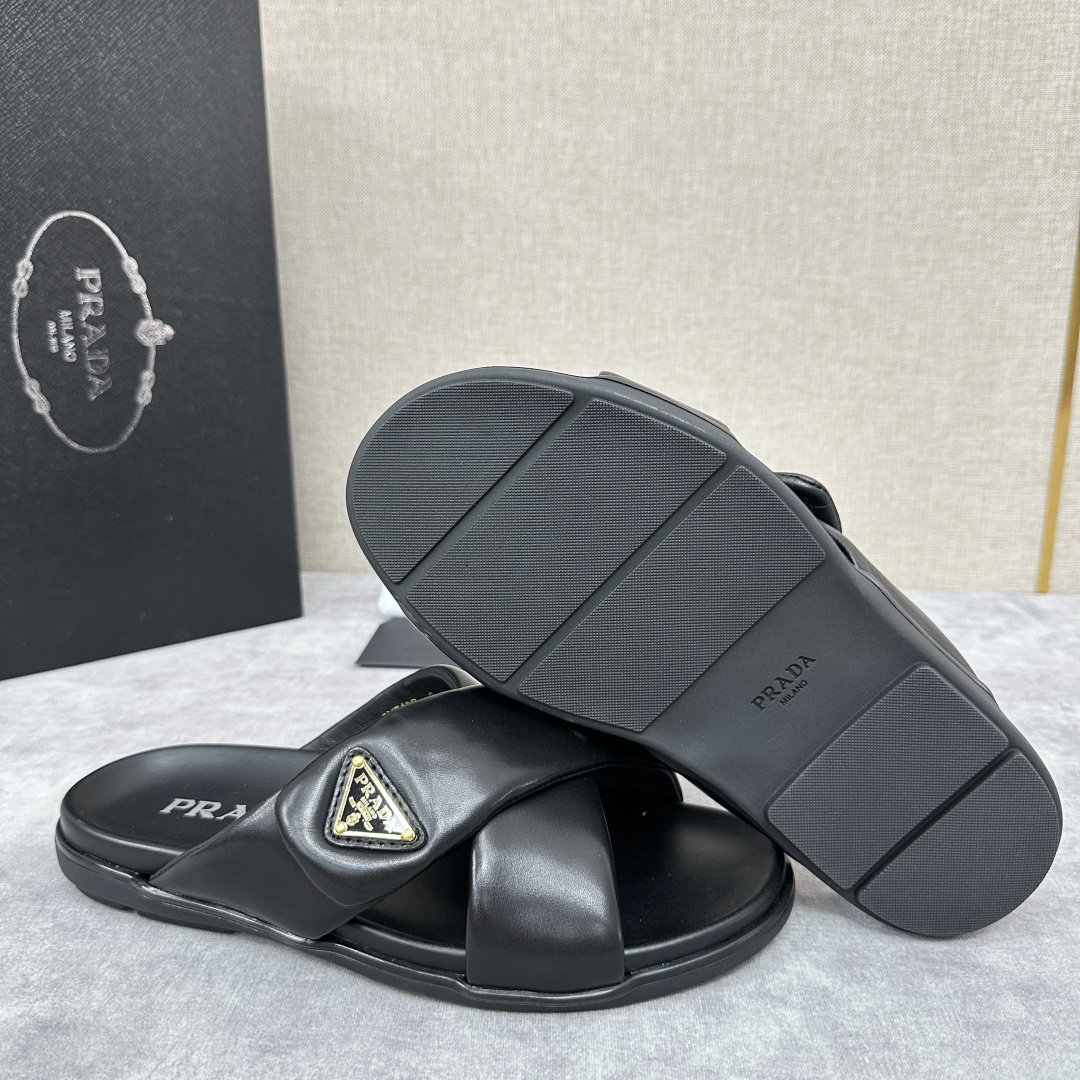 💋💍P家新品  Prad* 普拉-达  新款男士柔软羊皮拖鞋   这款极简拖鞋采用羊皮交叉鞋面打造  塑