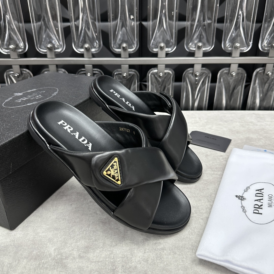 💋💍P家新品  Prad* 普拉-达  新款男士柔软羊皮拖鞋   这款极简拖鞋采用羊皮交叉鞋面打造  塑