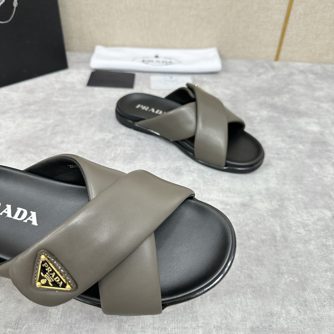 💋💍P家新品  Prad* 普拉-达  新款男士柔软羊皮拖鞋   这款极简拖鞋采用羊皮交叉鞋面打造  塑