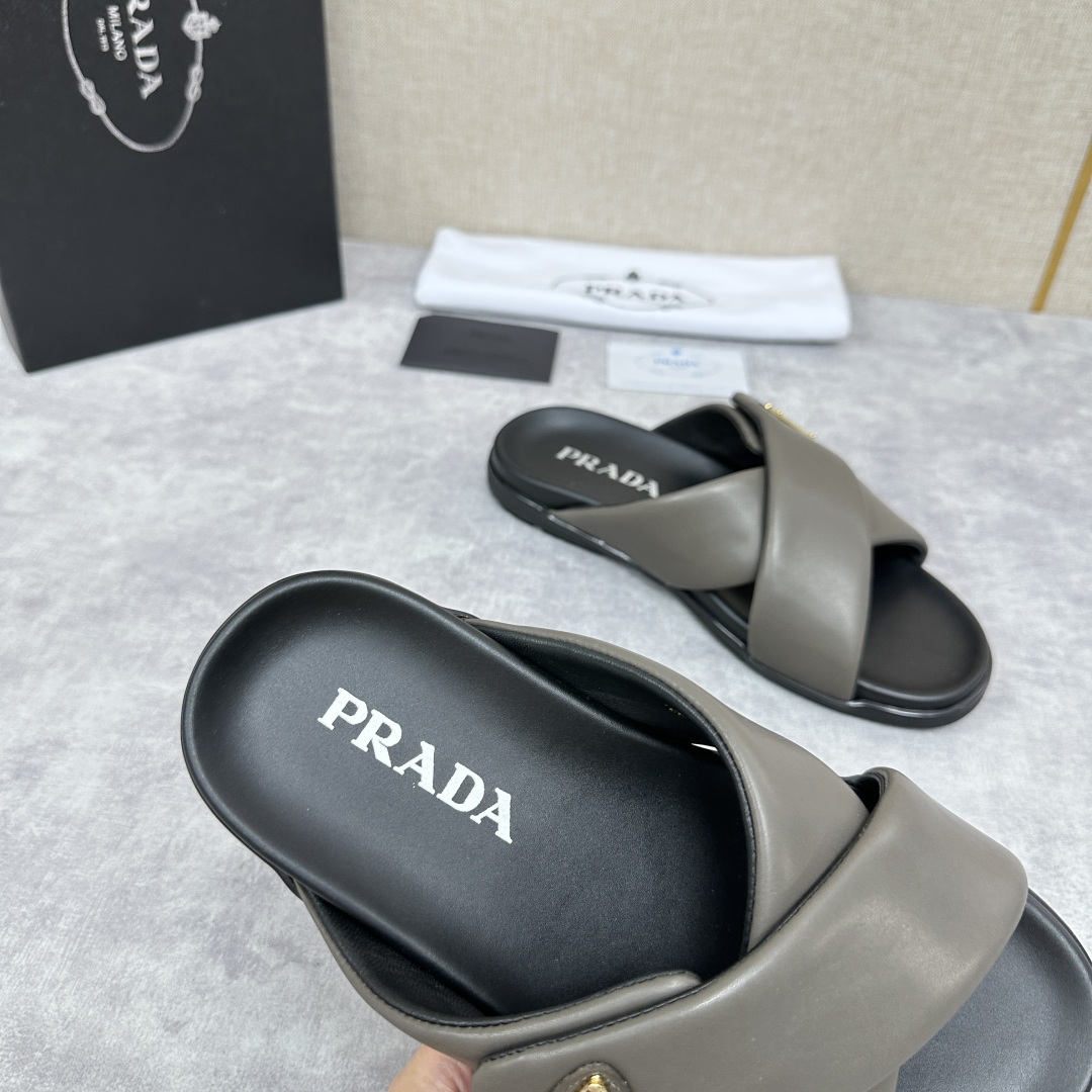 💋💍P家新品  Prad* 普拉-达  新款男士柔软羊皮拖鞋   这款极简拖鞋采用羊皮交叉鞋面打造  塑