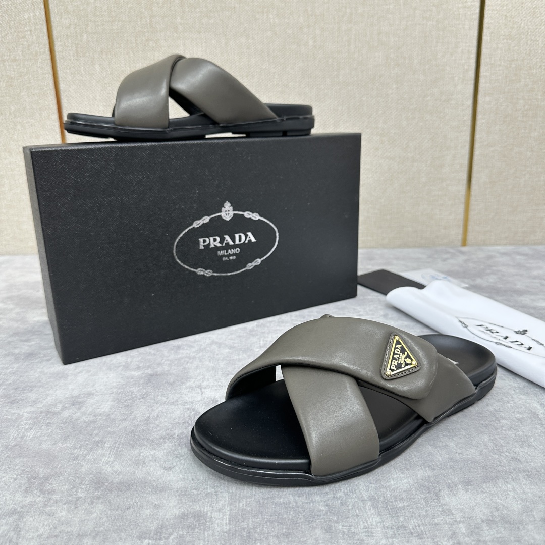 💋💍P家新品  Prad* 普拉-达  新款男士柔软羊皮拖鞋   这款极简拖鞋采用羊皮交叉鞋面打造  塑