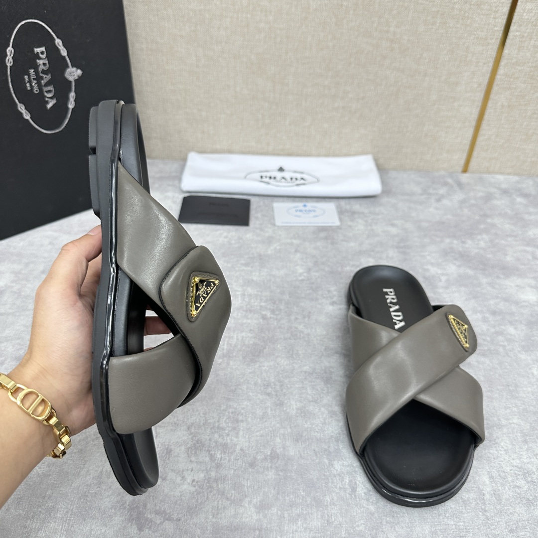💋💍P家新品  Prad* 普拉-达  新款男士柔软羊皮拖鞋   这款极简拖鞋采用羊皮交叉鞋面打造  塑