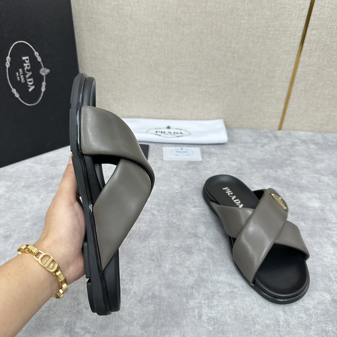 💋💍P家新品  Prad* 普拉-达  新款男士柔软羊皮拖鞋   这款极简拖鞋采用羊皮交叉鞋面打造  塑