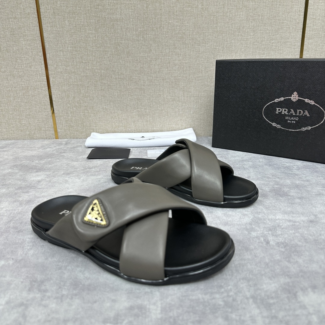 💋💍P家新品  Prad* 普拉-达  新款男士柔软羊皮拖鞋   这款极简拖鞋采用羊皮交叉鞋面打造  塑