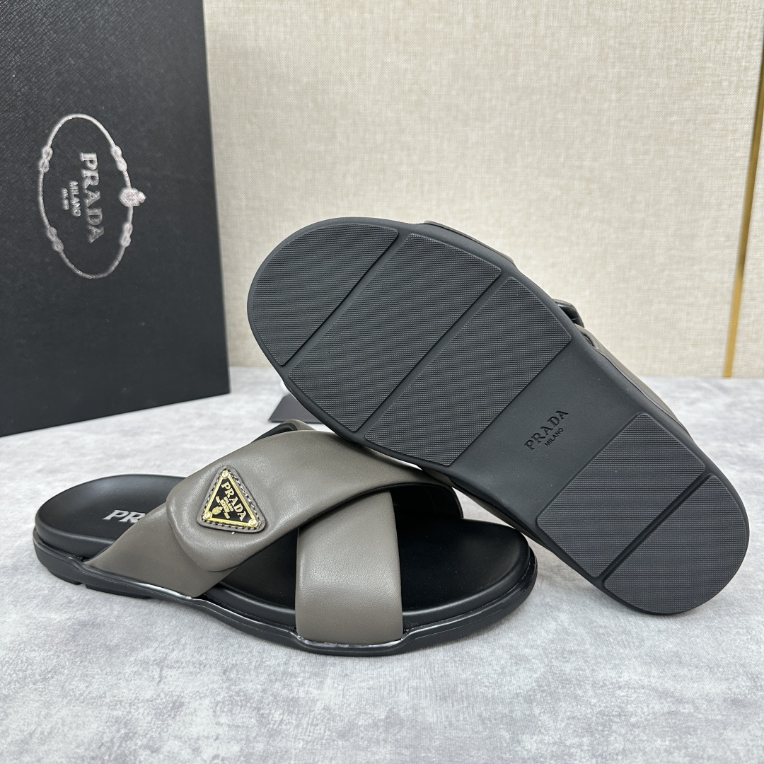 💋💍P家新品  Prad* 普拉-达  新款男士柔软羊皮拖鞋   这款极简拖鞋采用羊皮交叉鞋面打造  塑