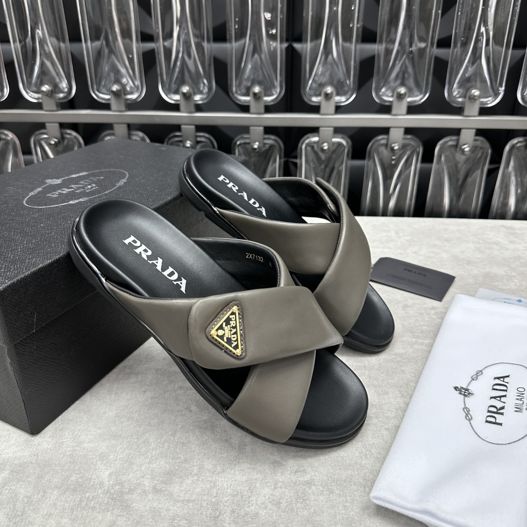 💋💍P家新品  Prad* 普拉-达  新款男士柔软羊皮拖鞋   这款极简拖鞋采用羊皮交叉鞋面打造  塑
