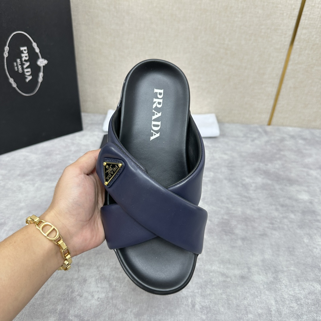 💋💍P家新品  Prad* 普拉-达  新款男士柔软羊皮拖鞋   这款极简拖鞋采用羊皮交叉鞋面打造  塑
