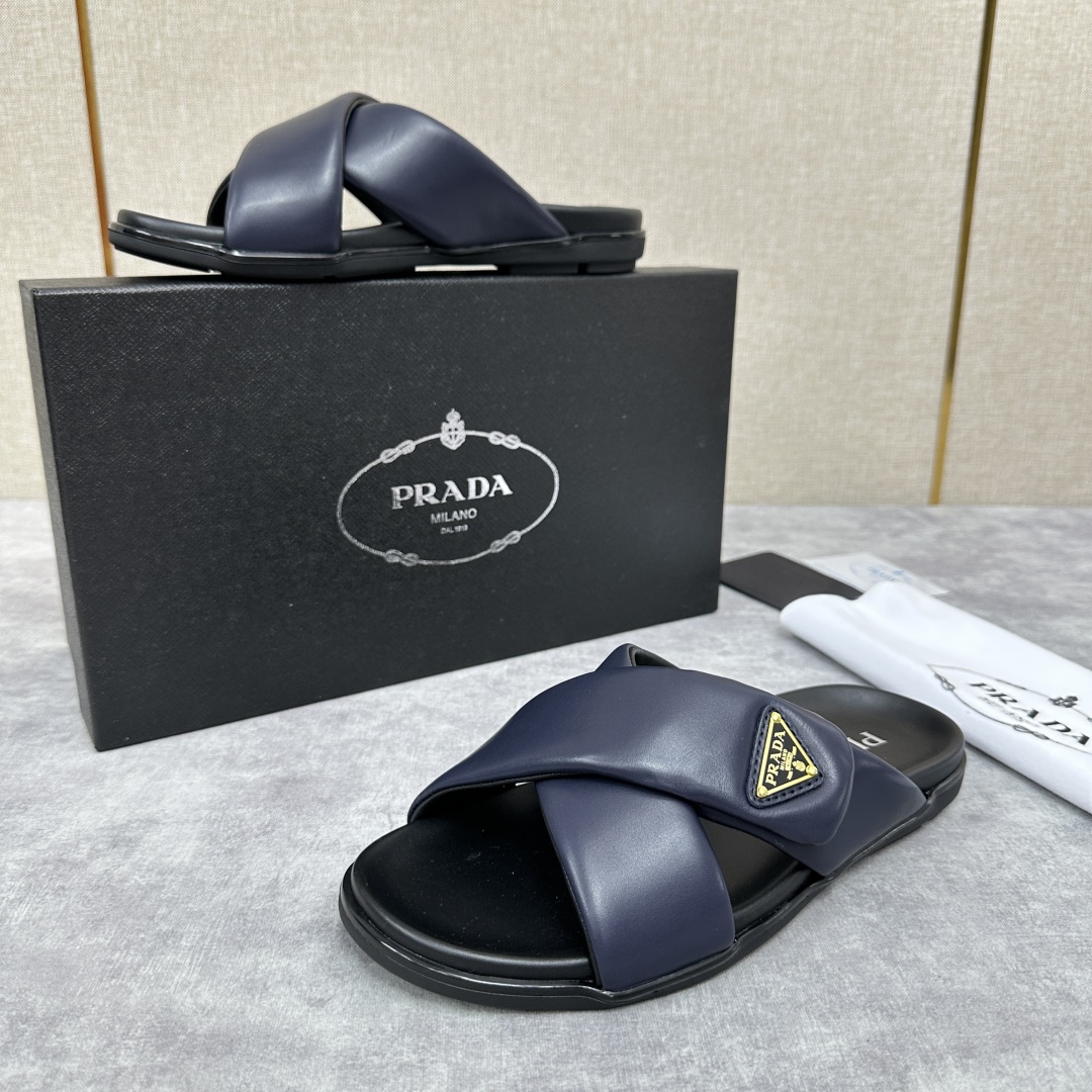 💋💍P家新品  Prad* 普拉-达  新款男士柔软羊皮拖鞋   这款极简拖鞋采用羊皮交叉鞋面打造  塑
