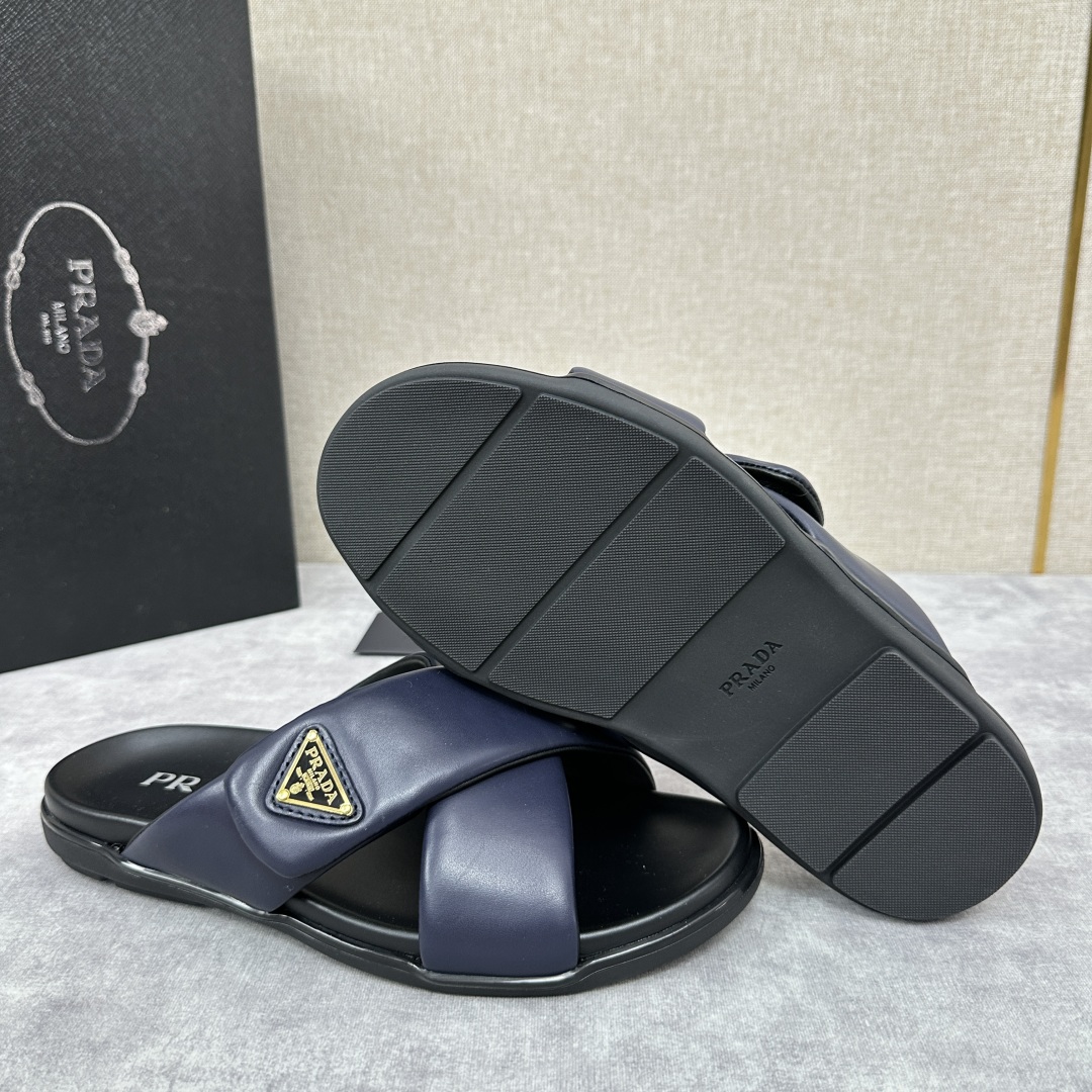 💋💍P家新品  Prad* 普拉-达  新款男士柔软羊皮拖鞋   这款极简拖鞋采用羊皮交叉鞋面打造  塑
