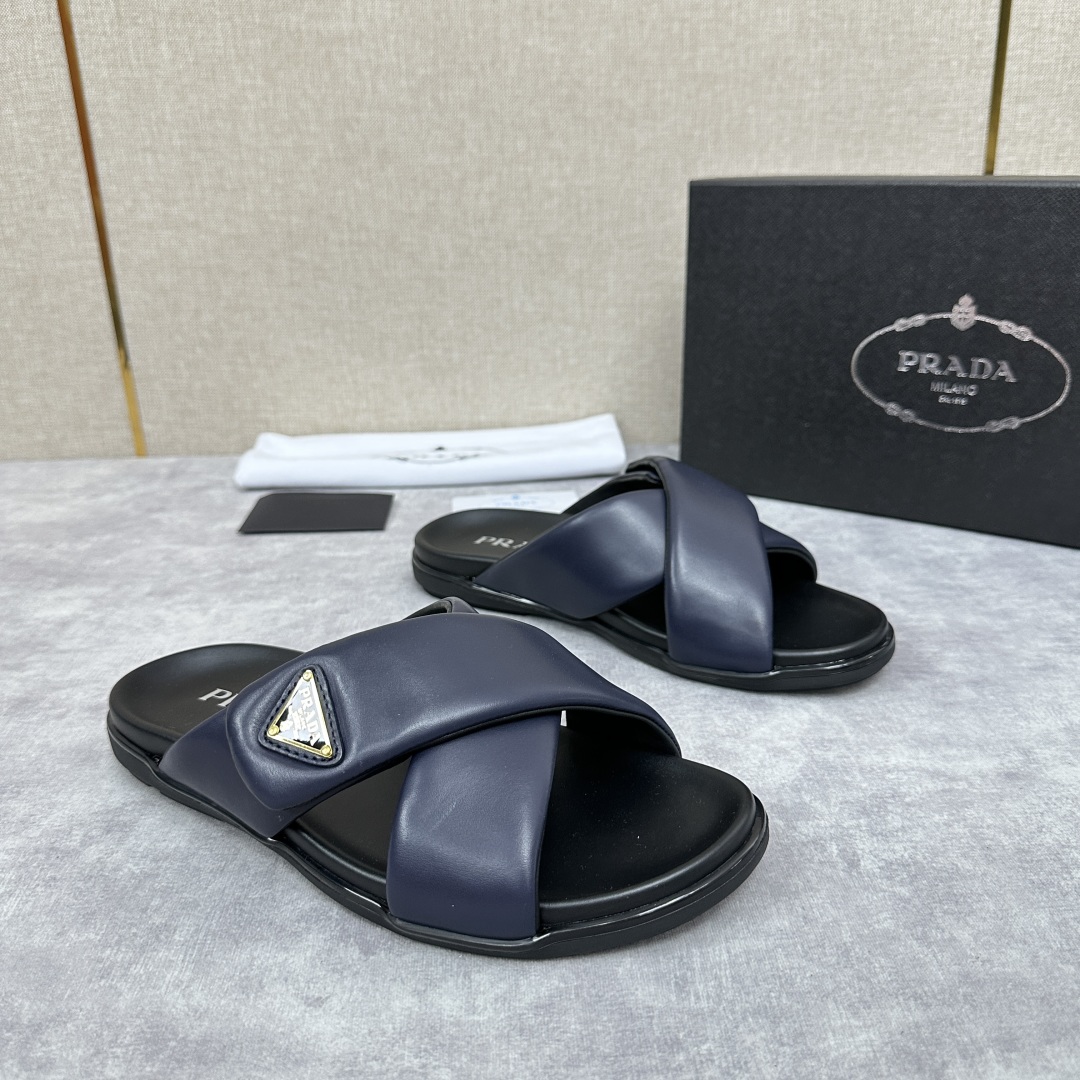 💋💍P家新品  Prad* 普拉-达  新款男士柔软羊皮拖鞋   这款极简拖鞋采用羊皮交叉鞋面打造  塑
