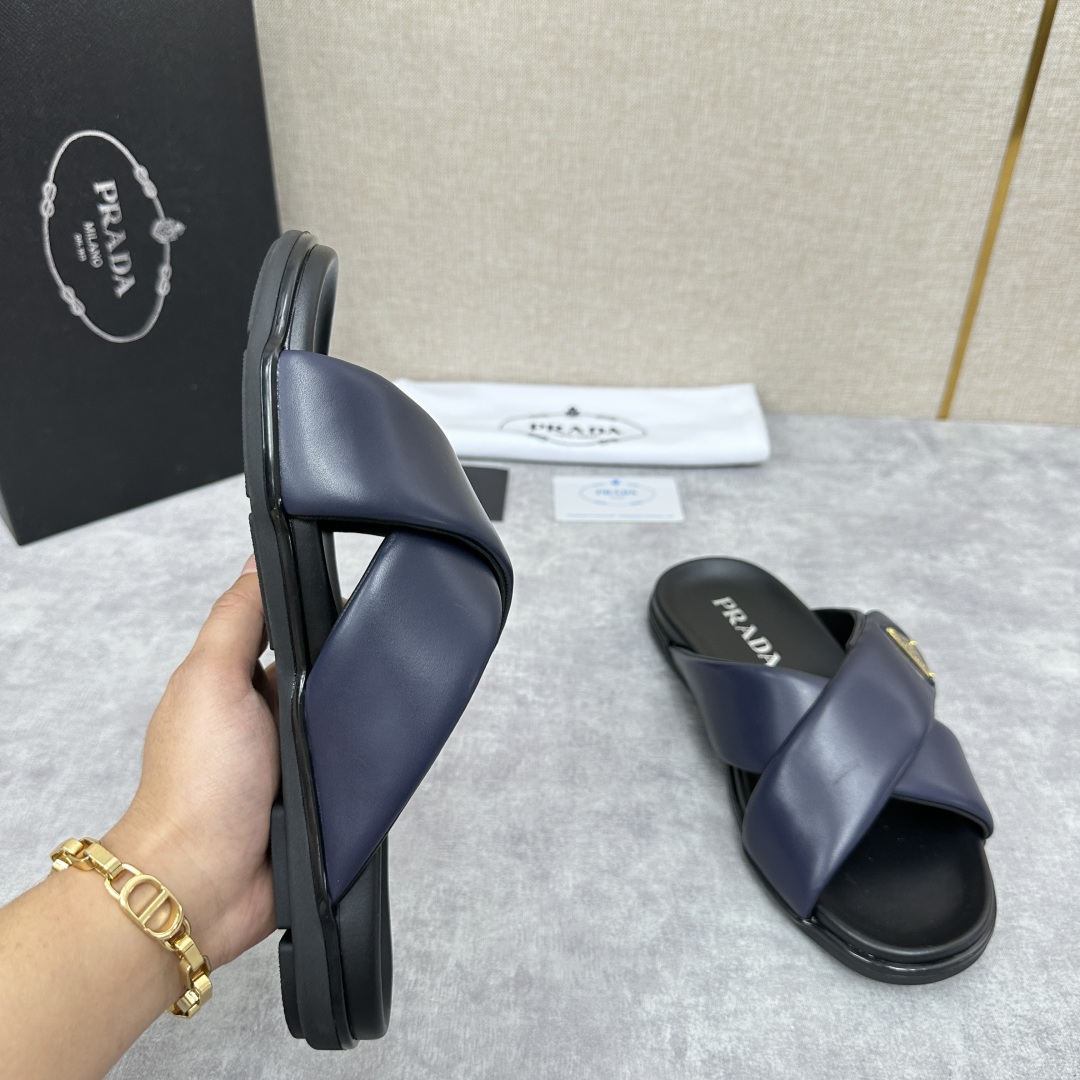 💋💍P家新品  Prad* 普拉-达  新款男士柔软羊皮拖鞋   这款极简拖鞋采用羊皮交叉鞋面打造  塑