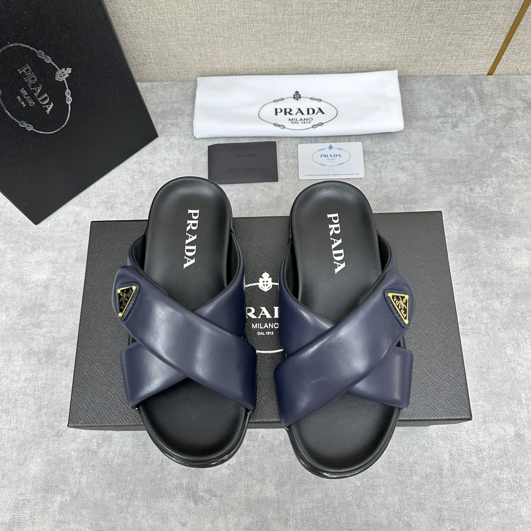 💋💍P家新品  Prad* 普拉-达  新款男士柔软羊皮拖鞋   这款极简拖鞋采用羊皮交叉鞋面打造  塑