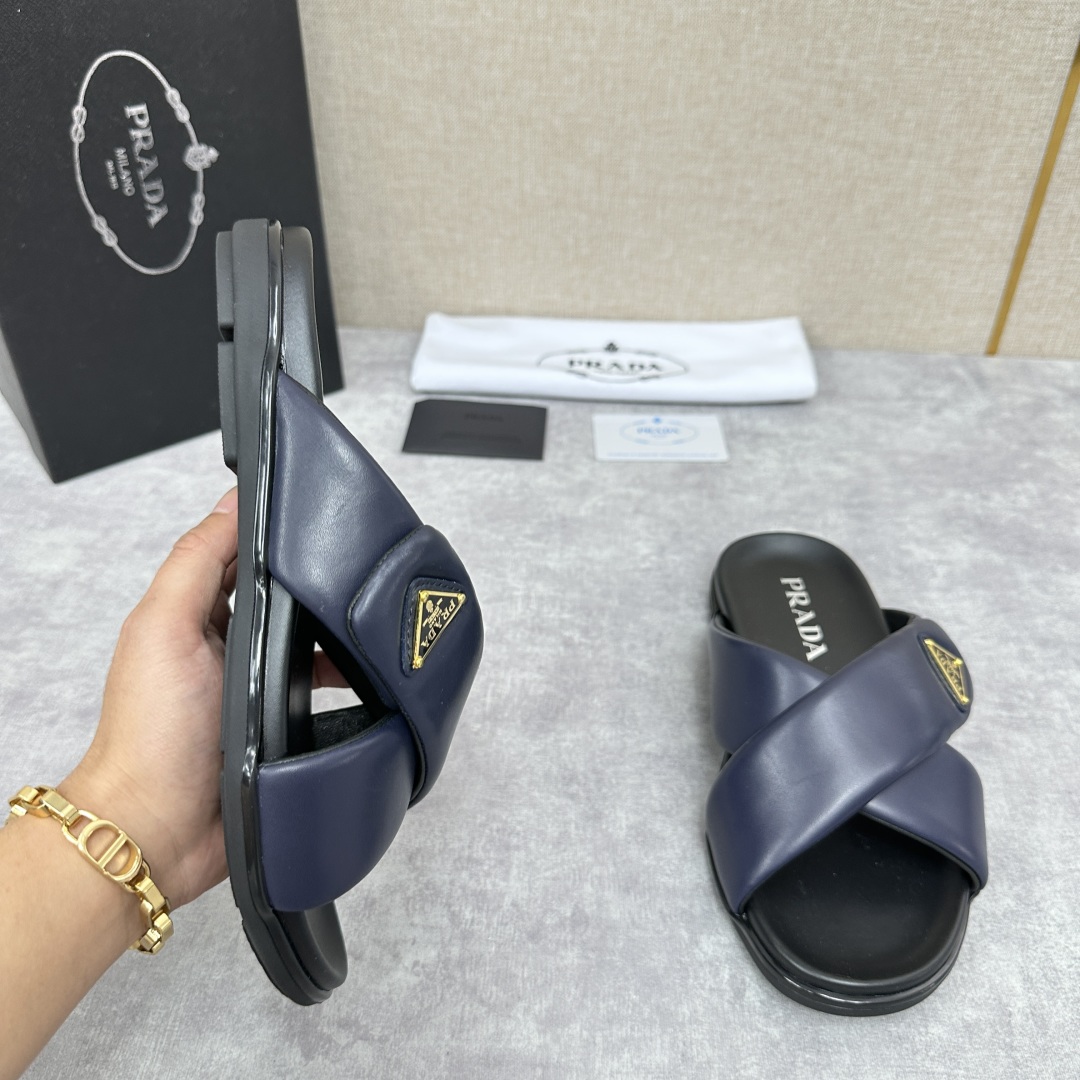 💋💍P家新品  Prad* 普拉-达  新款男士柔软羊皮拖鞋   这款极简拖鞋采用羊皮交叉鞋面打造  塑