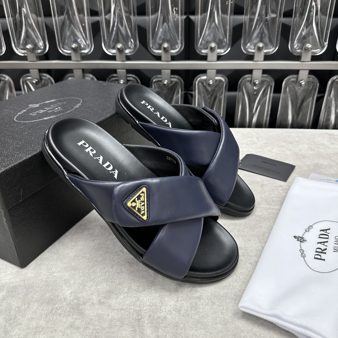 💋💍P家新品  Prad* 普拉-达  新款男士柔软羊皮拖鞋   这款极简拖鞋采用羊皮交叉鞋面打造  塑