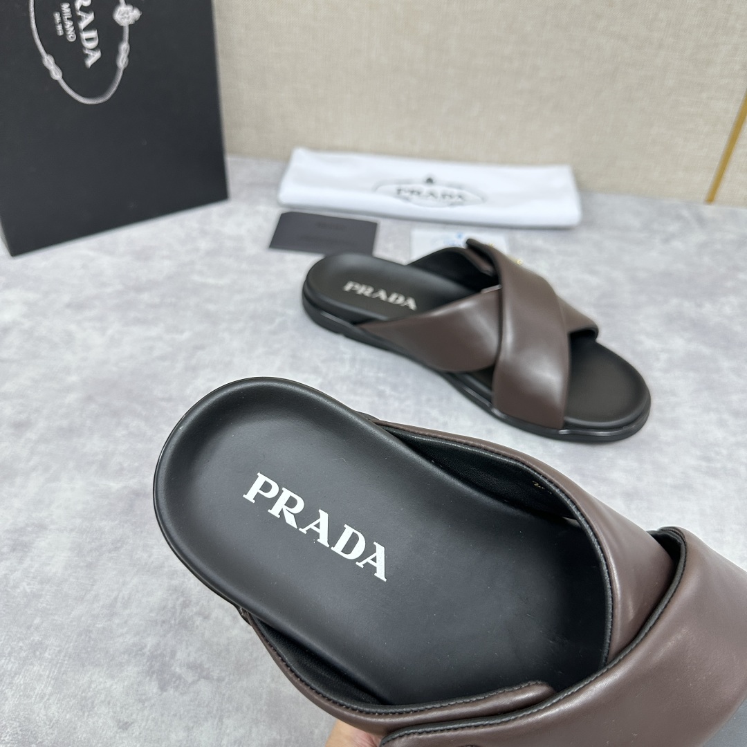 💋💍P家新品  Prad* 普拉-达  新款男士柔软羊皮拖鞋   这款极简拖鞋采用羊皮交叉鞋面打造  塑