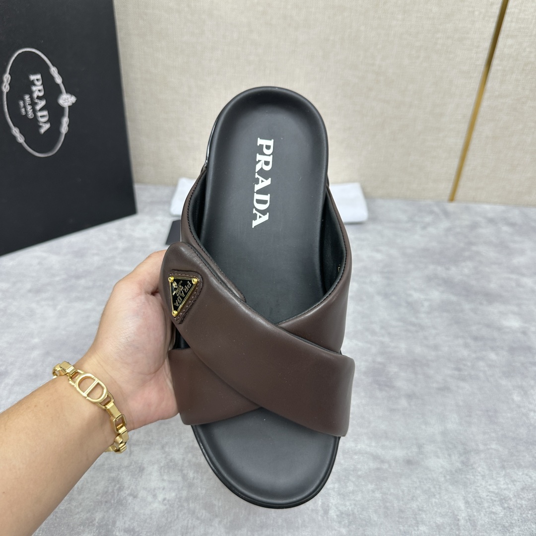 💋💍P家新品  Prad* 普拉-达  新款男士柔软羊皮拖鞋   这款极简拖鞋采用羊皮交叉鞋面打造  塑