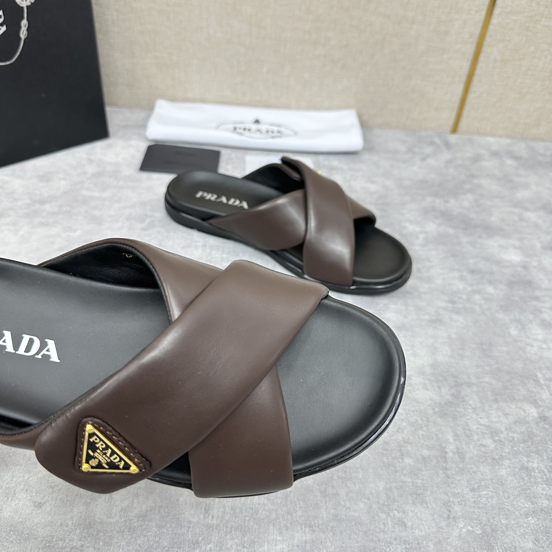 💋💍P家新品  Prad* 普拉-达  新款男士柔软羊皮拖鞋   这款极简拖鞋采用羊皮交叉鞋面打造  塑