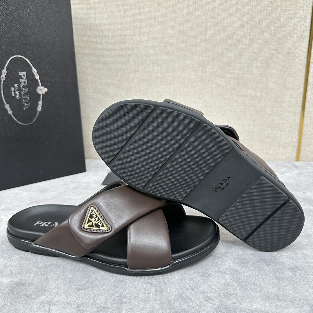 💋💍P家新品  Prad* 普拉-达  新款男士柔软羊皮拖鞋   这款极简拖鞋采用羊皮交叉鞋面打造  塑