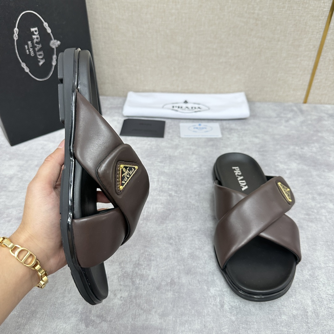 💋💍P家新品  Prad* 普拉-达  新款男士柔软羊皮拖鞋   这款极简拖鞋采用羊皮交叉鞋面打造  塑