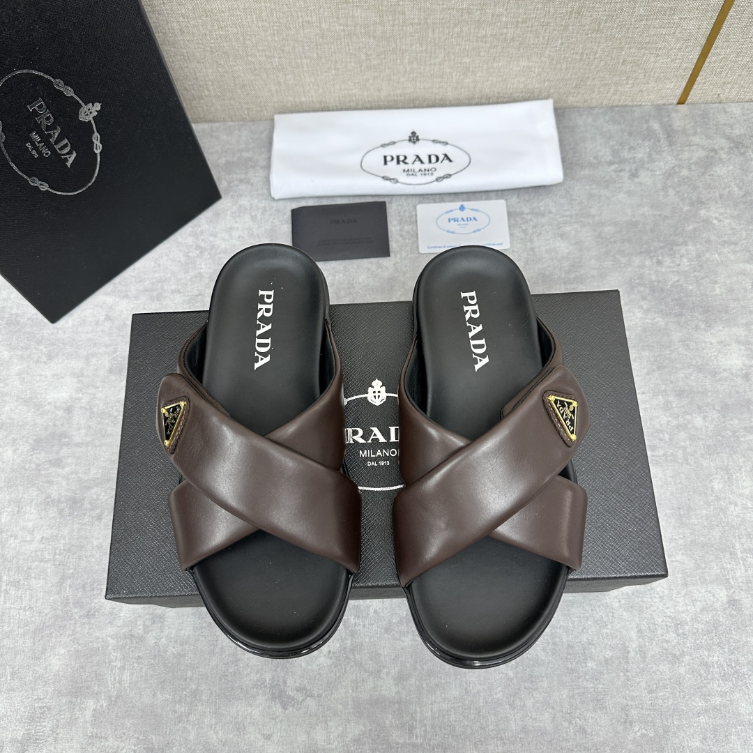 💋💍P家新品  Prad* 普拉-达  新款男士柔软羊皮拖鞋   这款极简拖鞋采用羊皮交叉鞋面打造  塑