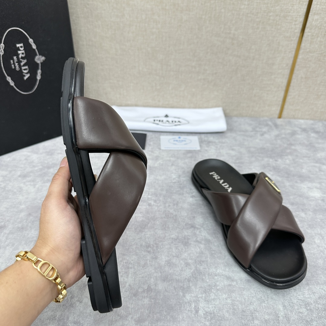 💋💍P家新品  Prad* 普拉-达  新款男士柔软羊皮拖鞋   这款极简拖鞋采用羊皮交叉鞋面打造  塑