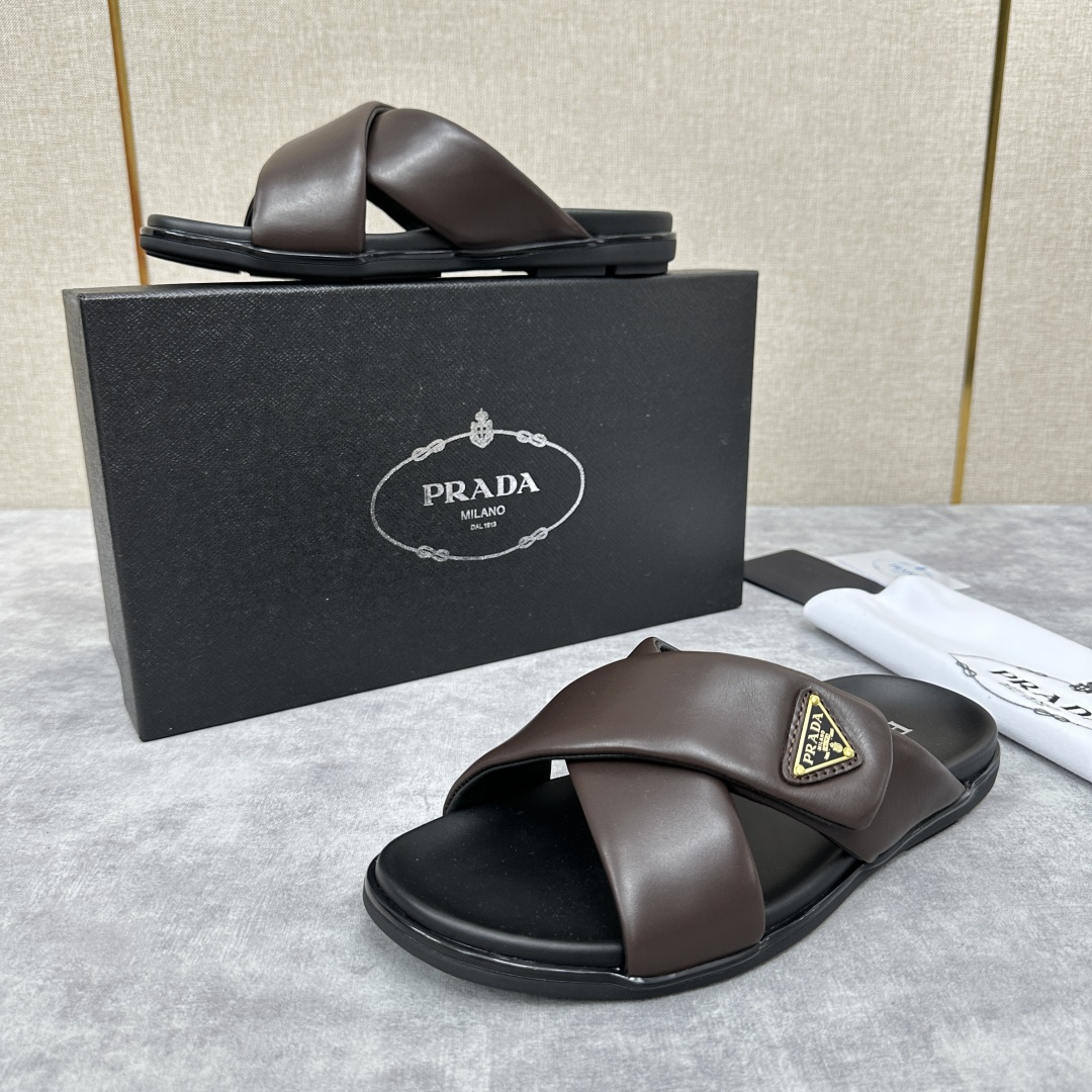💋💍P家新品  Prad* 普拉-达  新款男士柔软羊皮拖鞋   这款极简拖鞋采用羊皮交叉鞋面打造  塑