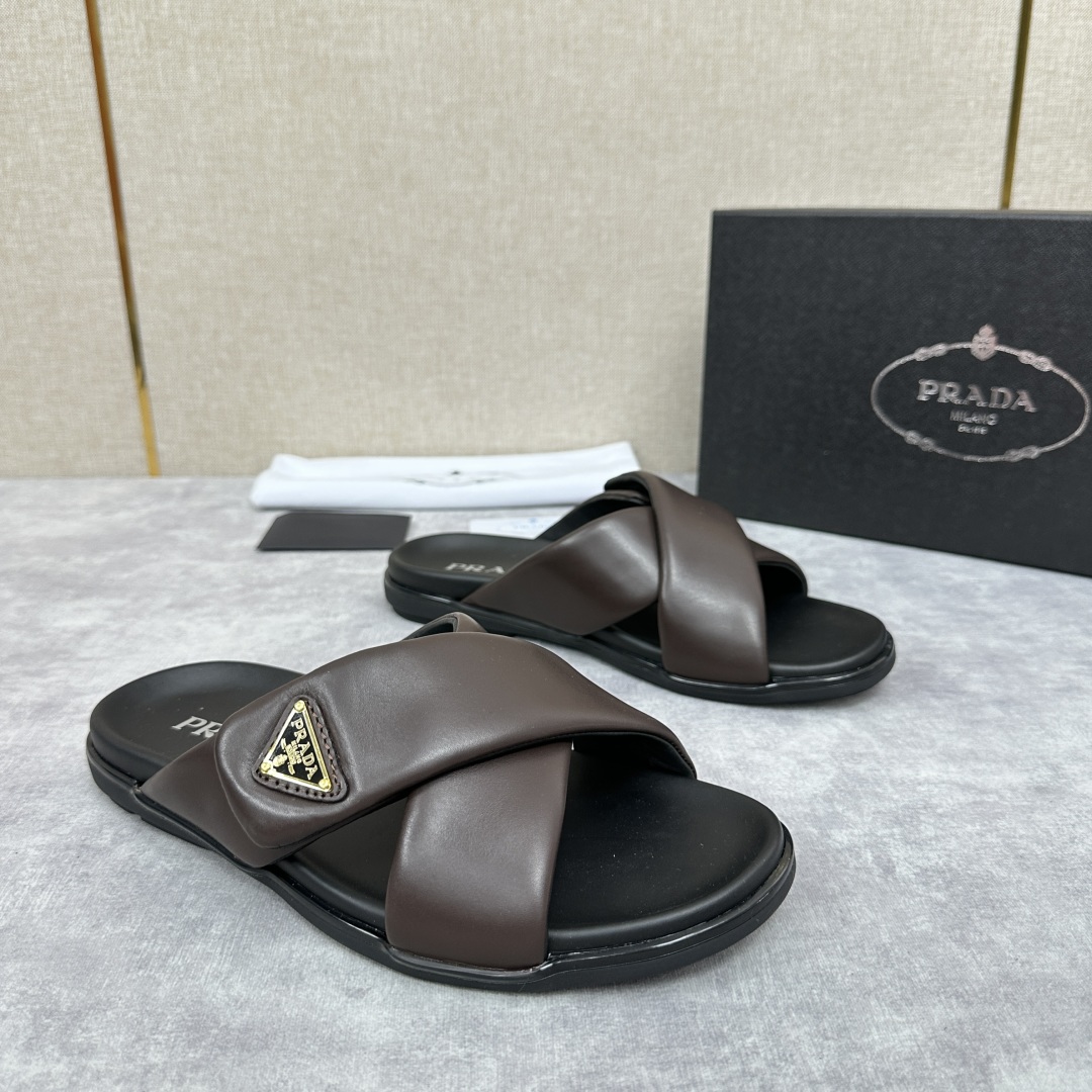 💋💍P家新品  Prad* 普拉-达  新款男士柔软羊皮拖鞋   这款极简拖鞋采用羊皮交叉鞋面打造  塑