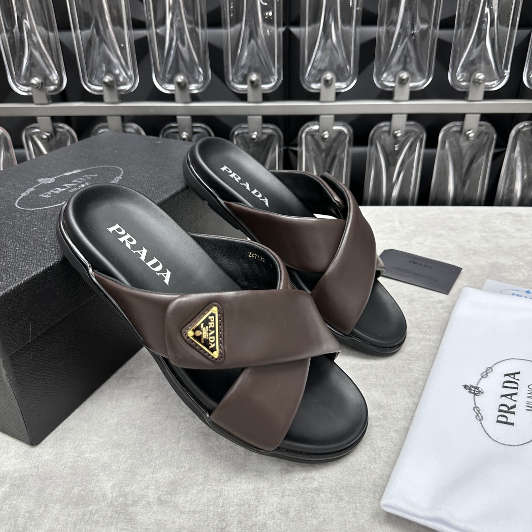💋💍P家新品  Prad* 普拉-达  新款男士柔软羊皮拖鞋   这款极简拖鞋采用羊皮交叉鞋面打造  塑
