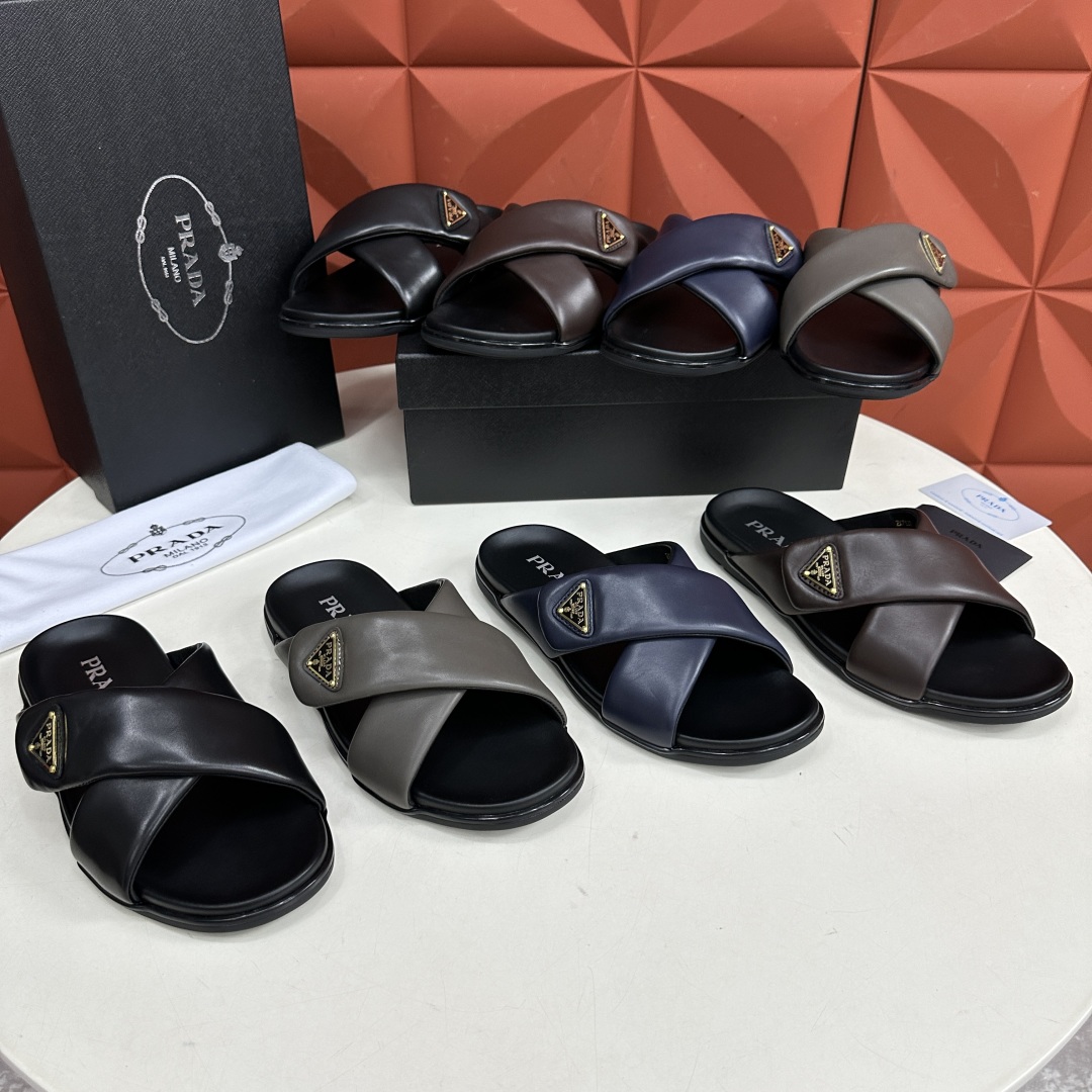 💋💍P家新品  Prad* 普拉-达  新款男士柔软羊皮拖鞋   这款极简拖鞋采用羊皮交叉鞋面打造  塑