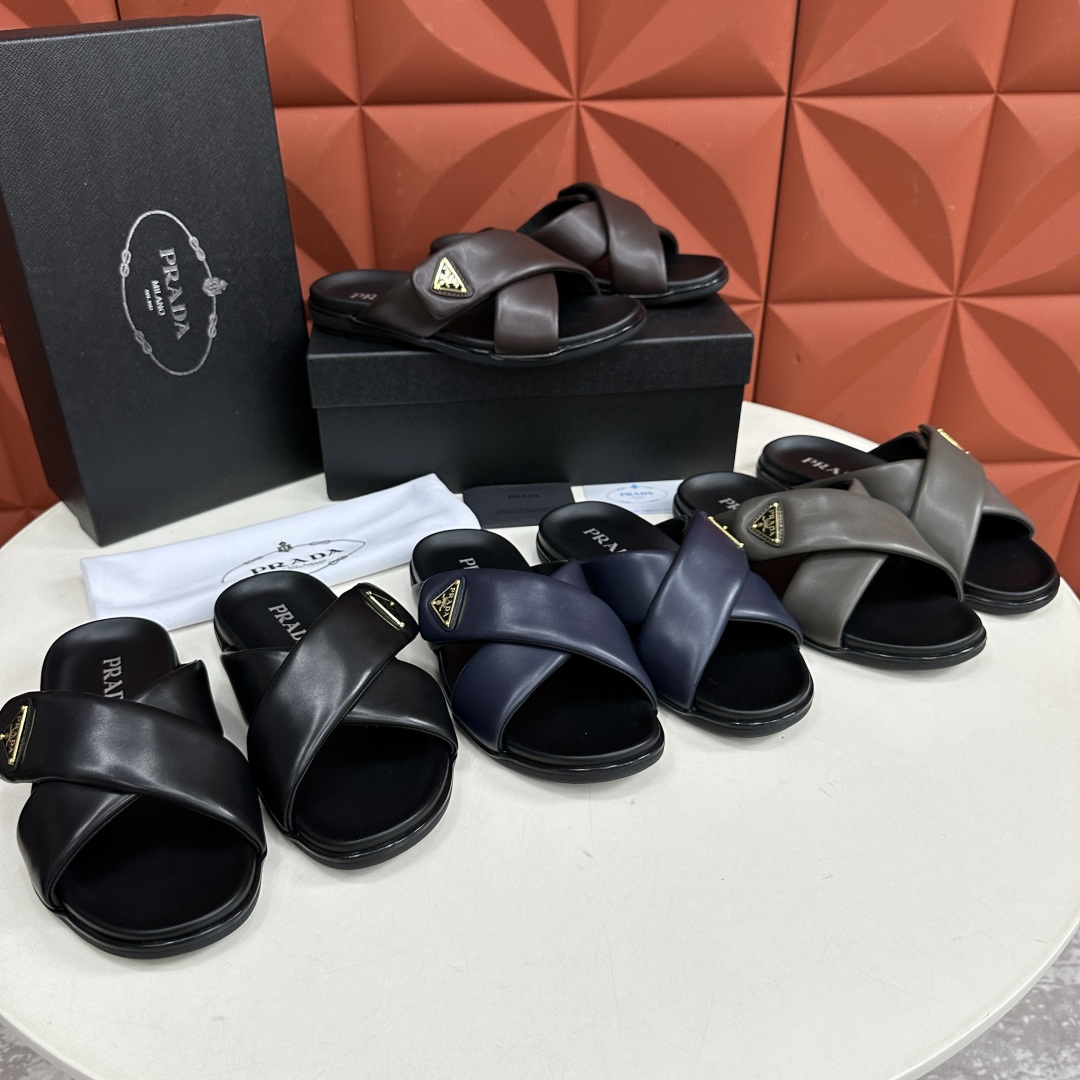 💋💍P家新品  Prad* 普拉-达  新款男士柔软羊皮拖鞋   这款极简拖鞋采用羊皮交叉鞋面打造  塑