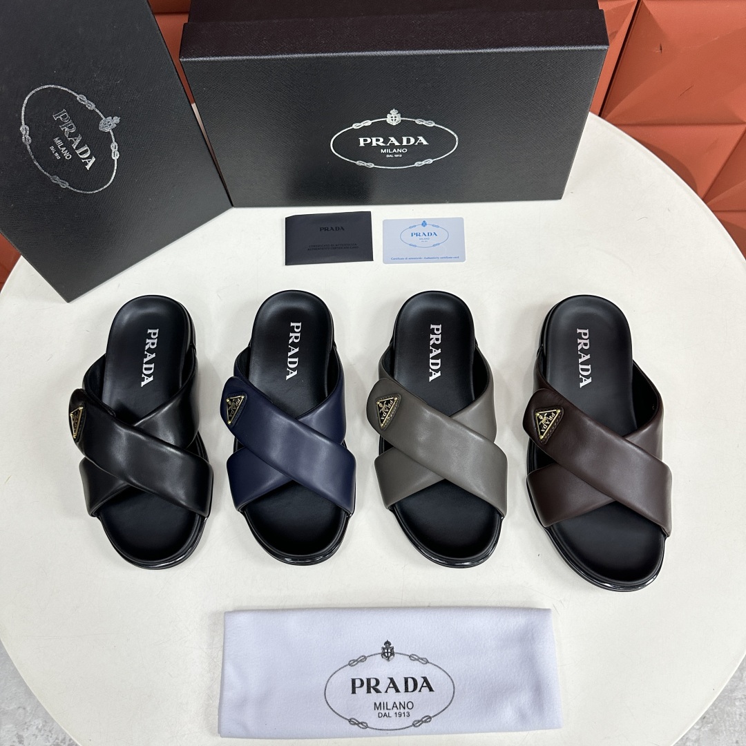 💋💍P家新品  Prad* 普拉-达  新款男士柔软羊皮拖鞋   这款极简拖鞋采用羊皮交叉鞋面打造  塑