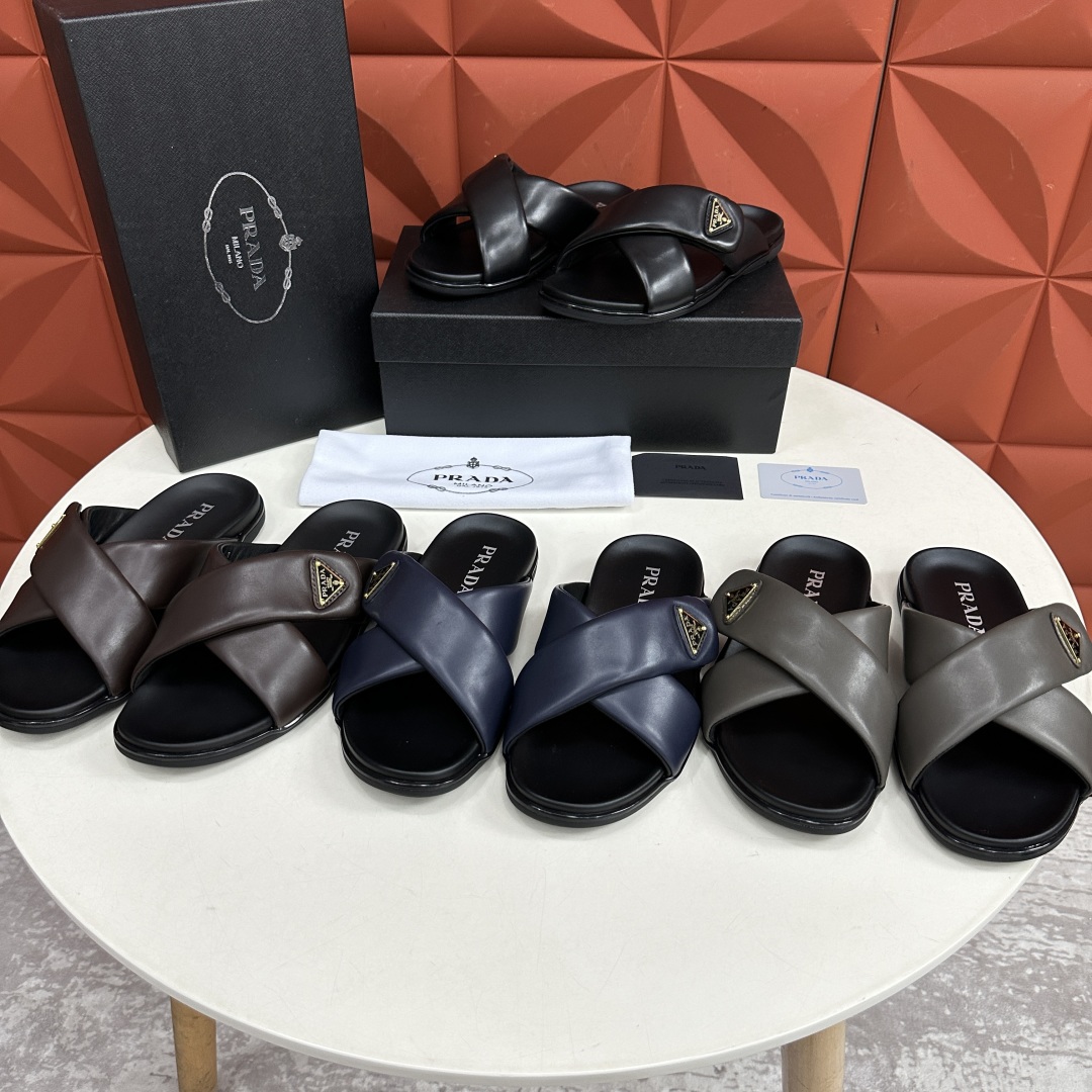 💋💍P家新品  Prad* 普拉-达  新款男士柔软羊皮拖鞋   这款极简拖鞋采用羊皮交叉鞋面打造  塑