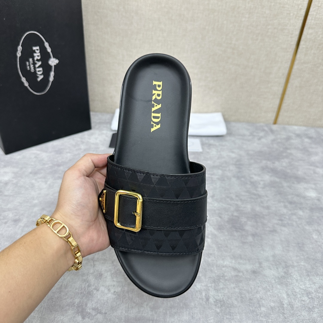 💋💍P家新品   Prad*  普拉-达 新款男士皮革一字直拖   这款拖鞋采用小牛皮/三角布/鳄鱼纹牛