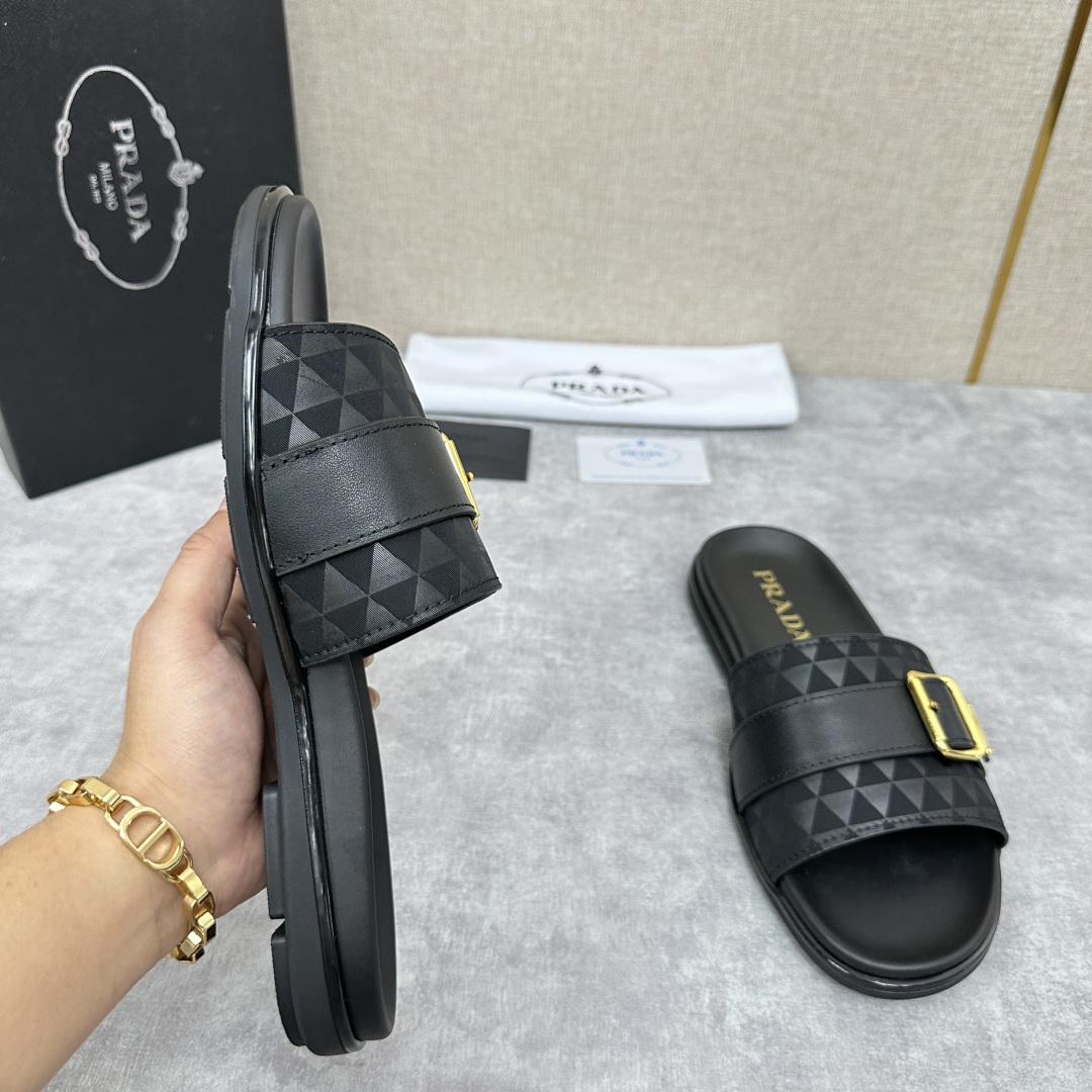 💋💍P家新品   Prad*  普拉-达 新款男士皮革一字直拖   这款拖鞋采用小牛皮/三角布/鳄鱼纹牛