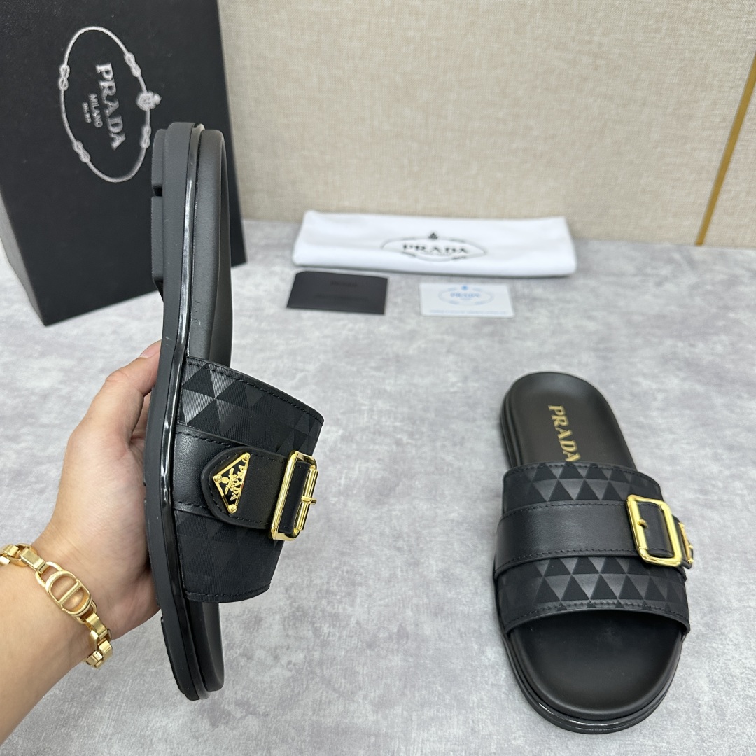 💋💍P家新品   Prad*  普拉-达 新款男士皮革一字直拖   这款拖鞋采用小牛皮/三角布/鳄鱼纹牛