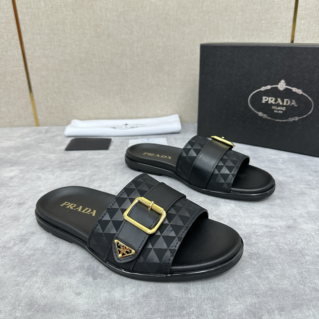 💋💍P家新品   Prad*  普拉-达 新款男士皮革一字直拖   这款拖鞋采用小牛皮/三角布/鳄鱼纹牛