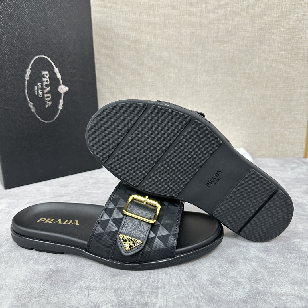 💋💍P家新品   Prad*  普拉-达 新款男士皮革一字直拖   这款拖鞋采用小牛皮/三角布/鳄鱼纹牛