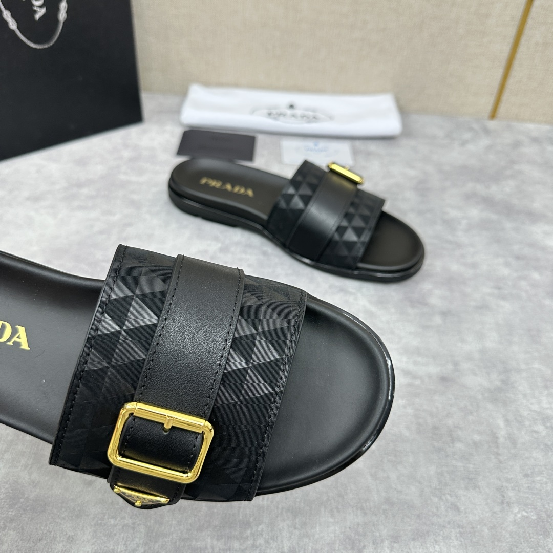 💋💍P家新品   Prad*  普拉-达 新款男士皮革一字直拖   这款拖鞋采用小牛皮/三角布/鳄鱼纹牛