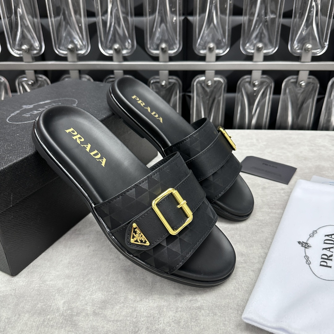 💋💍P家新品   Prad*  普拉-达 新款男士皮革一字直拖   这款拖鞋采用小牛皮/三角布/鳄鱼纹牛